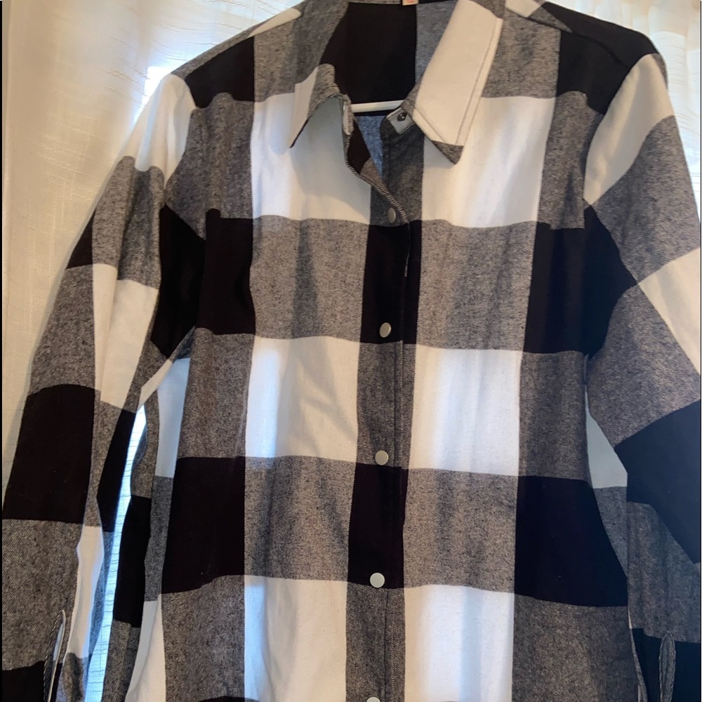 NWOT (black)MAZIK BUTTON SHACKET